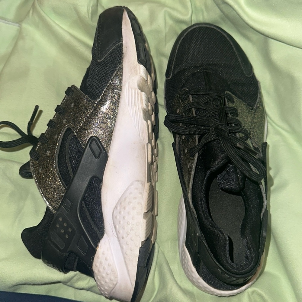 Huarache Run SE GS 'Metallic Gold' YOUTH 6.5
(Fit women7- 7.5)